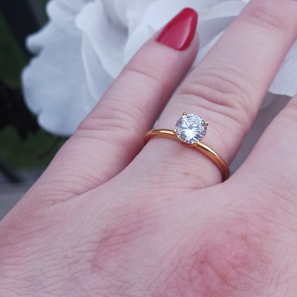 5/$20 - Gold Toned Round Cut Solitaire Ring - Size 8 - Picture 3 of 7